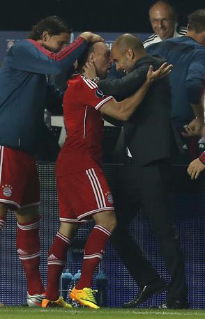 L'abbraccio dopo il gol tra Ribery e Guardiola. Ap